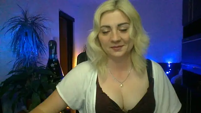 Snapshot of LunaaKiss chatting on June 18, 2026, 7:40 pm LunaaKiss online show from June 18, 2026, 7:40 pm