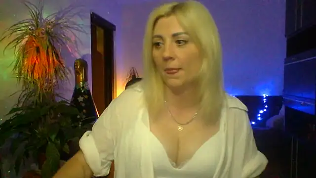 Snapshot of LunaaKiss chatting on June 19, 2026, 8:12 pm LunaaKiss online show from June 19, 2026, 8:12 pm