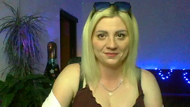Snapshot of LunaaKiss chatting on June 27, 2026, 7:41 pm LunaaKiss online show from June 27, 2026, 7:41 pm