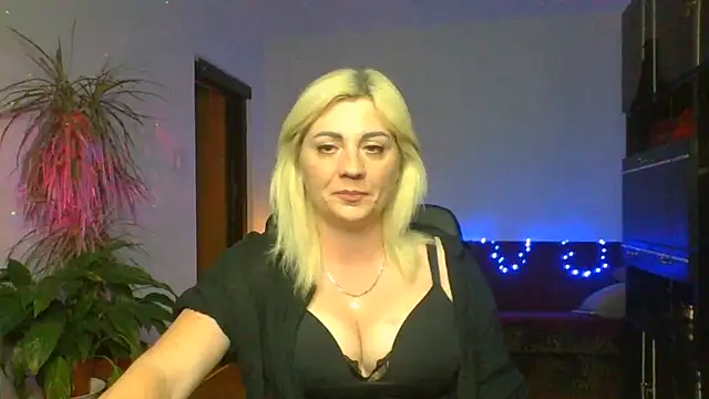 Snapshot of LunaaKiss chatting on July 5, 2026, 7:43 pm LunaaKiss online show from July 5, 2026, 7:43 pm