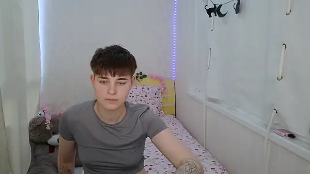 EmyHills online show from June 18, 2026, 2:32 pm