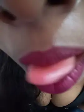 Sexy-Zeenat online show from June 12, 2026, 6:23 am