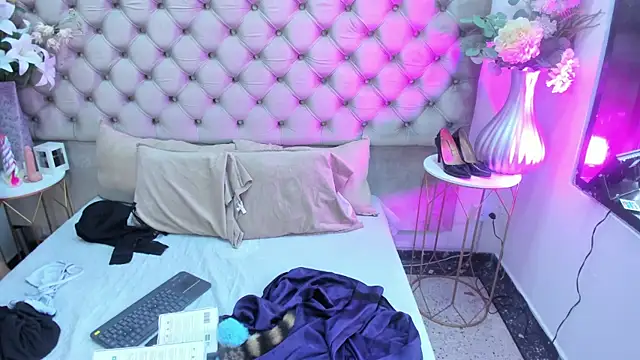 Snapshot of NaomiWhite_ chatting on July 6, 2026, 8:44 pm NaomiWhite online show from July 6, 2026, 8:44 pm