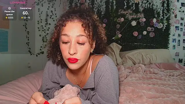 LyraCovee online show from June 15, 2026, 12:24 am