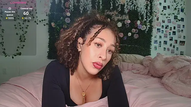 LyraCovee online show from June 17, 2026, 12:35 am