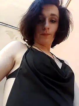 MickeQuinee online show from July 18, 2026, 11:03 am