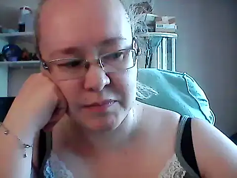 Snapshot of Viola27 chatting on June 20, 2026, 7:11 am Viola27 online show from June 20, 2026, 7:11 am