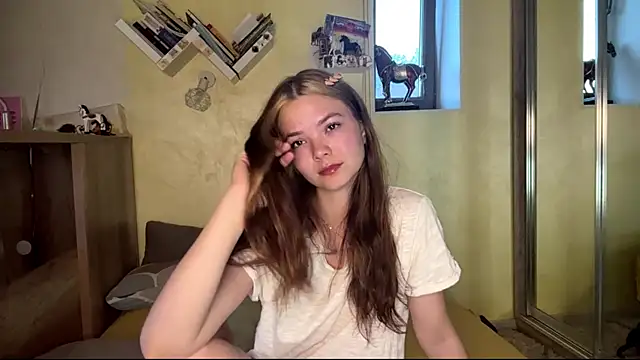 AvrilGillig online show from June 11, 2026, 4:16 pm