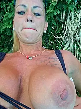 housewifebella online show from July 14, 2026, 2:01 pm