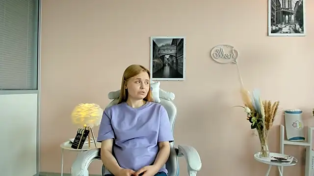 EloiseAlmario online show from June 19, 2026, 1:26 pm