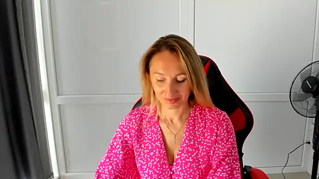 Snapshot of LilyDreamm chatting on July 1, 2026, 6:15 am LilyDreamm online show from July 1, 2026, 6:15 am