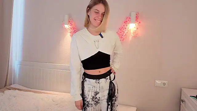ChloeElise online show from June 23, 2026, 1:20 pm