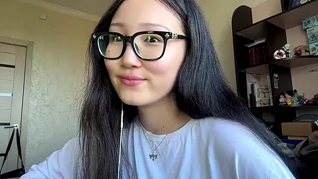 QueenOfCute online show from July 6, 2026, 4:20 am
