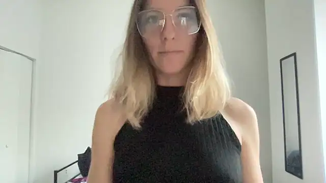 Snapshot of quirkyquinn chatting on July 15, 2026, 4:34 pm quirkyquinn online show from July 15, 2026, 4:34 pm