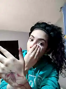 Snapshot of laura_mon chatting on August 8, 2026, 2:36 am laura mon online show from August 8, 2026, 2:36 am