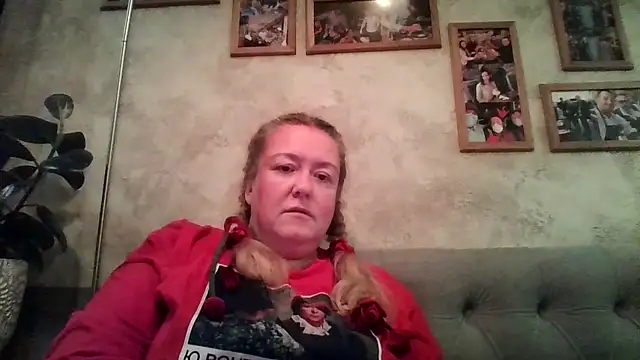 HappyCurvyMama online show from August 5, 2026, 8:11 pm