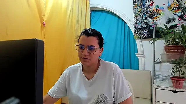 MARILYN GARCIA online show from July 13, 2026, 1:36 pm