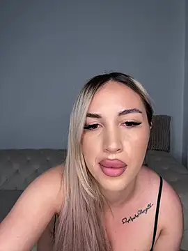 Snapshot of CurvyBlondiee chatting on August 6, 2026, 10:44 pm CurvyBlondiee online show from August 6, 2026, 10:44 pm