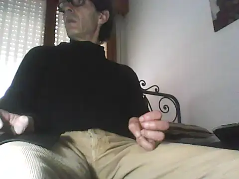 Snapshot of Moro_ra chatting on April 8, 2026, 12:05 pm Moro ra online show from April 8, 2026, 12:05 pm
