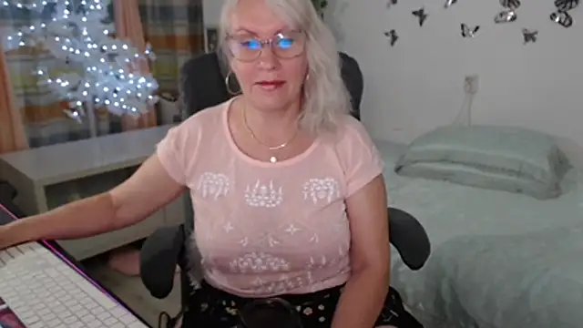 Snapshot of Ghertrude52 chatting on June 19, 2026, 4:17 am Ghertrude52 online show from June 19, 2026, 4:17 am