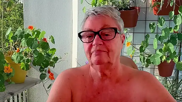 GrannyChrissy68 online show from July 6, 2026, 1:52 pm