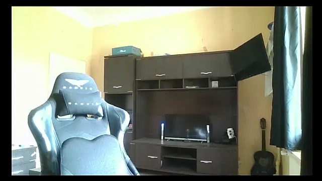 Snapshot of MrWhitePL chatting on June 5, 2026, 7:25 am MrWhitePL online show from June 5, 2026, 7:25 am