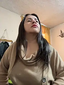 latinfemale online show from June 22, 2026, 8:39 pm