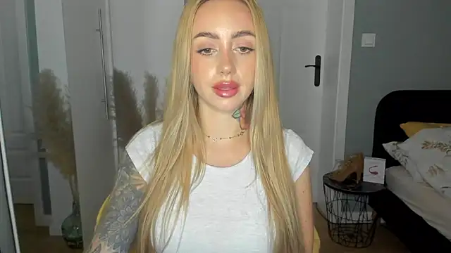 Snapshot of sexyCoralie chatting on June 11, 2026, 1:53 pm sexyCoralie online show from June 11, 2026, 1:53 pm