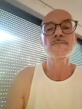 Snapshot of BerndisCam chatting on July 3, 2026, 4:35 pm BerndisCam online show from July 3, 2026, 4:35 pm