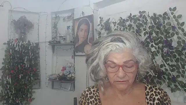 FunnyGrandma online show from November 19, 2025, 2:33 am