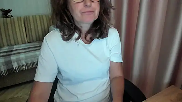 lauraoven online show from July 23, 2026, 1:42 pm