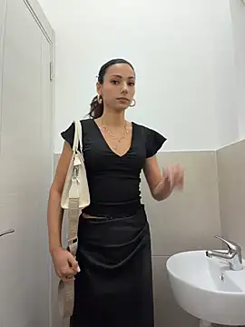  MiaQueen  online show from July 4, 2026, 9:32 pm