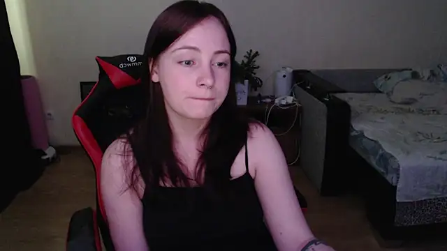 Snapshot of Laralianna chatting on June 17, 2026, 7:33 am Laralianna online show from June 17, 2026, 7:33 am