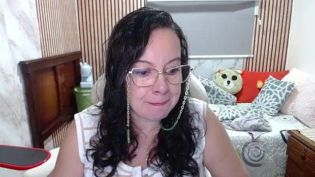 Sonialorens  online show from May 7, 2026, 2:55 pm