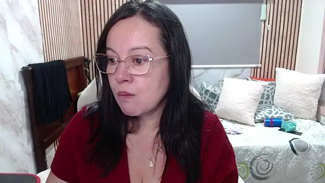 Sonialorens  online show from May 15, 2026, 5:31 pm