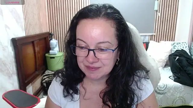 Sonialorens  online show from May 30, 2026, 10:40 pm