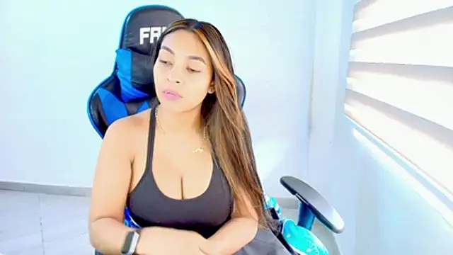 sophiax-x online show from May 6, 2026, 4:56 pm