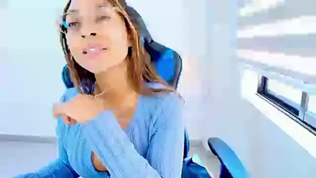 sophiax-x online show from May 20, 2026, 6:36 pm