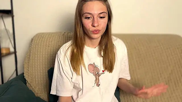 LovelyKatea online show from May 21, 2026, 3:52 pm