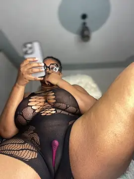 Snapshot of Hyra_Ari chatting on June 25, 2026, 11:20 pm Hyra Ari online show from June 25, 2026, 11:20 pm