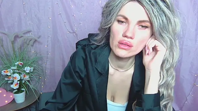 Snapshot of MilaLoona chatting on April 16, 2026, 6:47 am MilaLoona online show from April 16, 2026, 6:47 am
