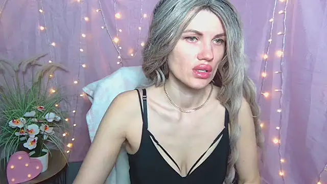 Snapshot of MilaLoona chatting on April 18, 2026, 6:06 am MilaLoona online show from April 18, 2026, 6:06 am