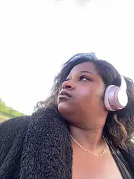 BigFineSelena online show from May 4, 2026, 12:01 pm