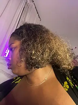 BigFineSelena online show from May 17, 2026, 3:48 am