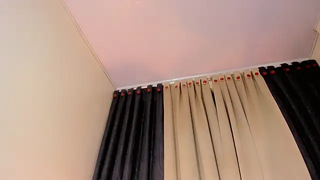 lesly xx online show from June 26, 2026, 3:33 am