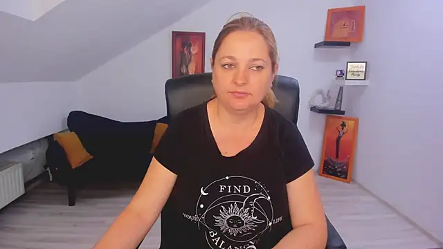 LollaGirl online show from May 25, 2026, 3:12 am