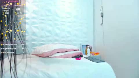  Nahomi  online show from February 15, 2025, 3:50 pm