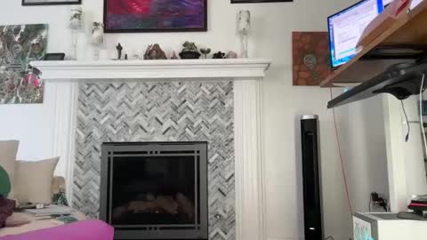 Aurora Willows online show from March 5, 2025, 3:07 pm