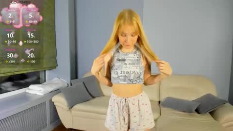 Kira online show from October 3, 2025, 5:54 pm