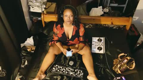 Snapshot of 1lookurhooked chatting on February 19, 2025, 2:44 am Lillycakes online show from February 19, 2025, 2:44 am